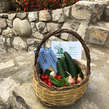 La Petra Nyaraló
